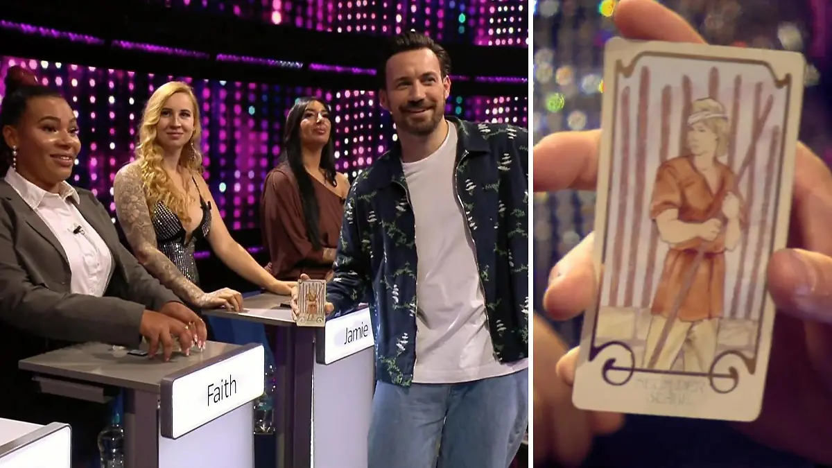 Stolz präsentiert „Take Me Out“-Moderator Jan Köppen die von ihm gezogene Tarotkarte „Neun der Stäbe“ und auch Single-Lady Faith ist hin und weg von dem, was da jetzt kommen soll!