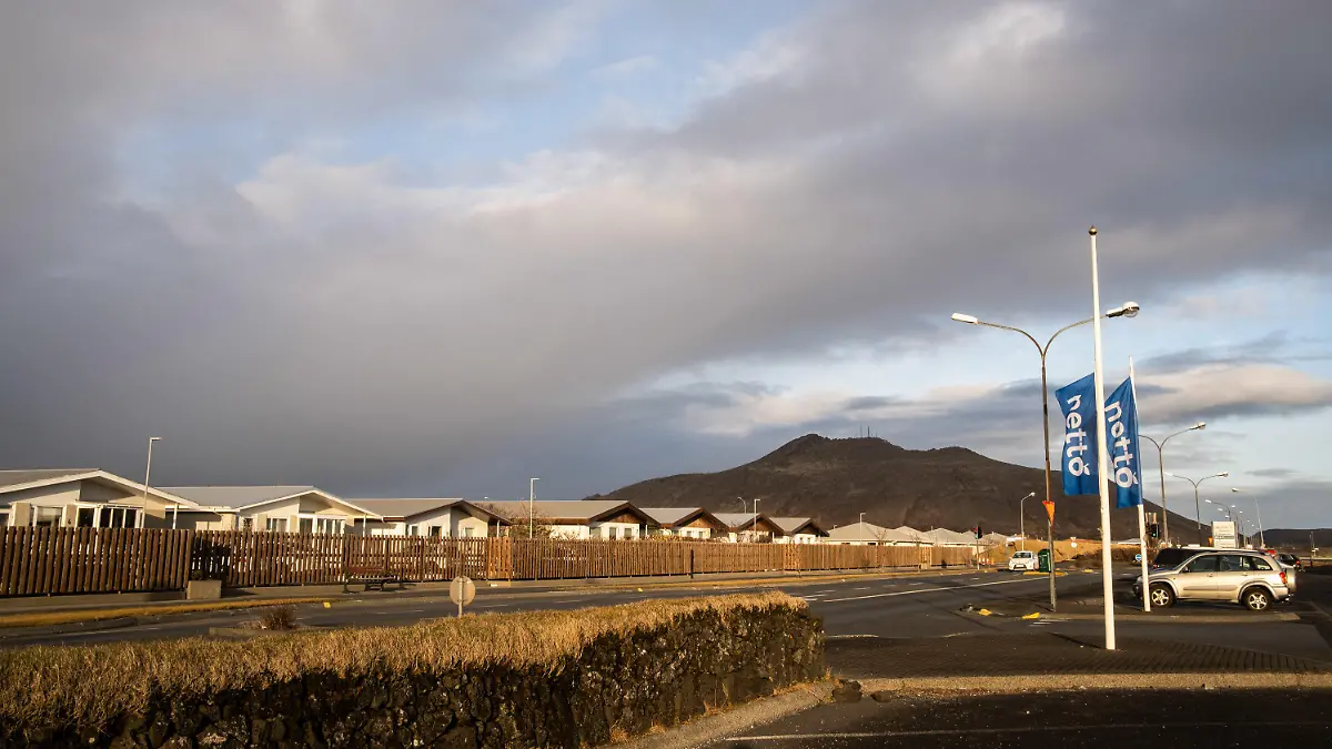 10.11.2023, Island, Grindavik: Eine Straße in Grindavik mit dem Berg Þorbjörn im Hintergrund. Aufgrund der anhaltenden schweren Erdbebenserie auf Island warnen die Behörden auf der Nordatlantik-Insel vor noch stärkeren Beben und einem möglicherweise bevorstehenden Vulkanausbruch. Die Erschütterungen in der Nähe des Ortes Grindavík könnten noch heftiger werden und letztlich zu einer Eruption führen, teilte die isländische Polizei am Freitagabend mit. Vorsichtshalber sei die Evakuierung der Ortschaft angeordnet worden. Foto: Raul Moreno/SOPA Images via ZUMA Press Wire/dpa +++ dpa-Bildfunk +++