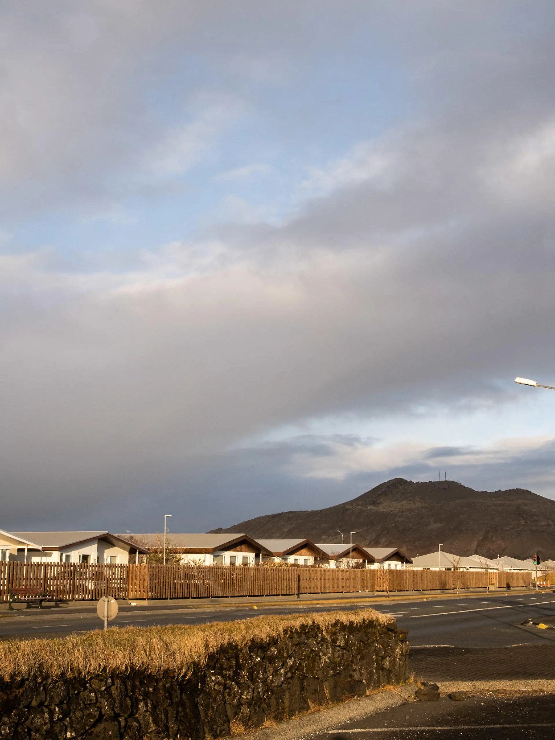 10.11.2023, Island, Grindavik: Eine Straße in Grindavik mit dem Berg Þorbjörn im Hintergrund. Aufgrund der anhaltenden schweren Erdbebenserie auf Island warnen die Behörden auf der Nordatlantik-Insel vor noch stärkeren Beben und einem möglicherweise bevorstehenden Vulkanausbruch. Die Erschütterungen in der Nähe des Ortes Grindavík könnten noch heftiger werden und letztlich zu einer Eruption führen, teilte die isländische Polizei am Freitagabend mit. Vorsichtshalber sei die Evakuierung der Ortschaft angeordnet worden. Foto: Raul Moreno/SOPA Images via ZUMA Press Wire/dpa +++ dpa-Bildfunk +++