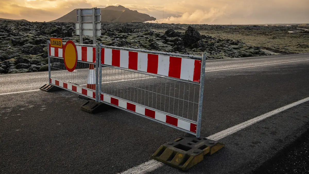 10.11.2023, Island, Grindavik: Die Zufahrtsstraße zur Blauen Lagune wurde geschlossen, um Zwischenfälle in der Gegend im Falle eines möglichen Vulkanausbruchs zu vermeiden. Aufgrund der anhaltenden schweren Erdbebenserie auf Island warnen die Behörden auf der Nordatlantik-Insel vor noch stärkeren Beben und einem möglicherweise bevorstehenden Vulkanausbruch. Die Erschütterungen in der Nähe des Ortes Grindavík könnten noch heftiger werden und letztlich zu einer Eruption führen, teilte die isländische Polizei am Freitagabend mit. Vorsichtshalber sei die Evakuierung der Ortschaft angeordnet worden. Foto: Raul Moreno/SOPA Images via ZUMA Press Wire/dpa +++ dpa-Bildfunk +++