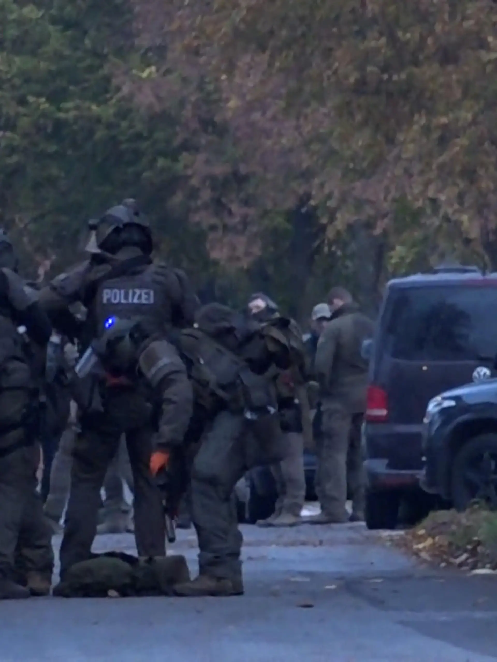 11.11.2023, Brandenburg, Vieritz: Ein Spezialeinsatzkommando der Polizei bereitet sich auf den Einsatz vor. Nach Schüssen einer bewaffneten Person mit einem Kind auf die Polizei dauert der Einsatz im Landkreis Havelland nach rund 20 Stunden noch an. Das sagte eine Sprecherin der Polizei am Samstagvormittag. Das Kind konnte ihren Angaben noch in der Nacht gegen 1 Uhr in die Obhut des Jugendamtes übergeben werden. (Bestmögliche Qualität) Foto: Cevin Dettlaff/TNN/dpa +++ dpa-Bildfunk +++