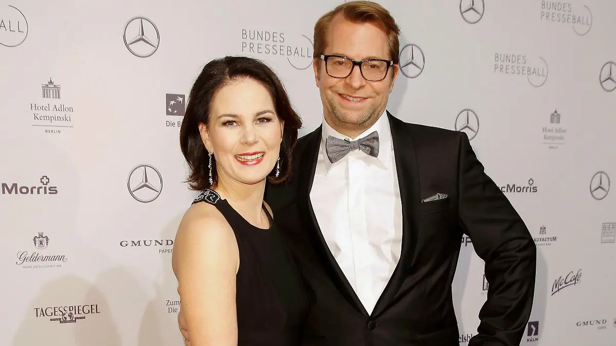 ARCHIV - 23.11.2018, Berlin: Annalena Baerbock mit Ehemann Daniel Holefleisch auf dem Roten Teppich beim Bundespresseball im Hotel Adlon Kempinski in Berlin. (zu dpa «Stichwort Privates - Wer kommt nach Merkels Mann?») Foto: Eventpress Golejewski/dpa +++ dpa-Bildfunk +++