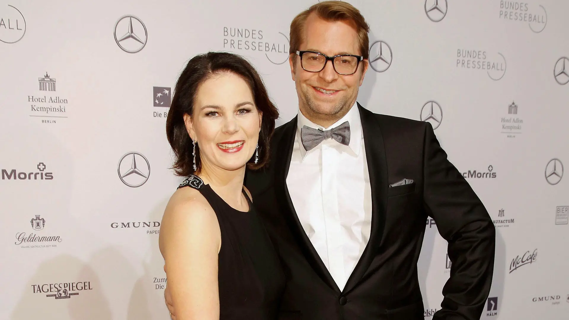ARCHIV - 23.11.2018, Berlin: Annalena Baerbock mit Ehemann Daniel Holefleisch auf dem Roten Teppich beim Bundespresseball im Hotel Adlon Kempinski in Berlin. (zu dpa «Stichwort Privates - Wer kommt nach Merkels Mann?») Foto: Eventpress Golejewski/dpa +++ dpa-Bildfunk +++