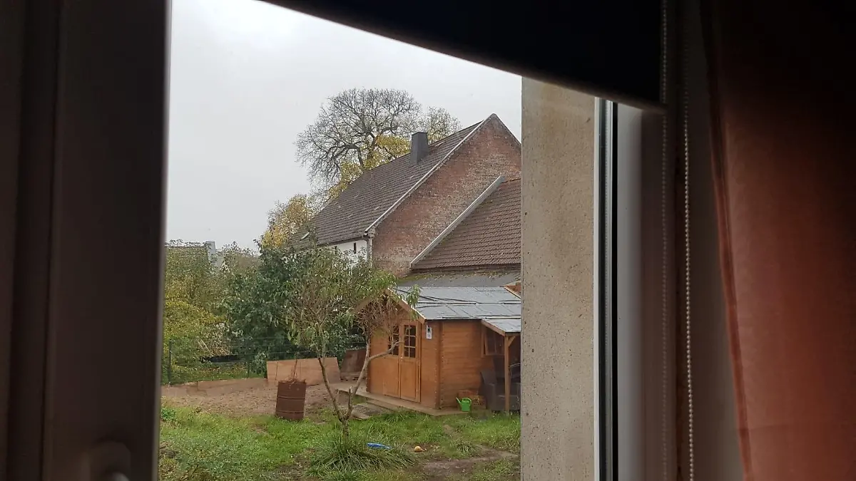 Nachbarin Nicole blickt von ihrem Garten aus direkt auf das Wohnhaus, in dem sich der Mann verschanzt hat.