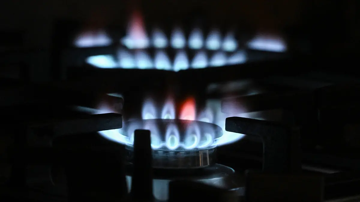 ARCHIV - 18.10.2022, Baden-Württemberg, Stuttgart: Flammen sind an den Brennern eines Gasherdes zu sehen. In der Debatte um einen Starttermin für die Gaspreisbremse hat die Union erneut Druck gemacht. (zu dpa «Spahn fordert schnelleren Starttermin für Gaspreisbremse») Foto: Marijan Murat/dpa +++ dpa-Bildfunk +++