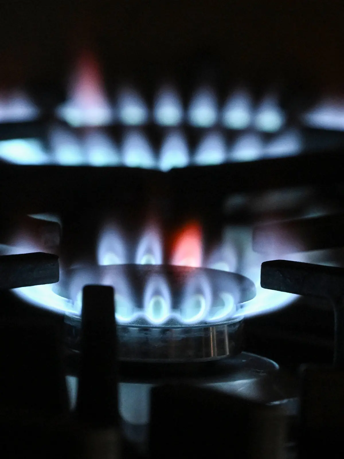 ARCHIV - 18.10.2022, Baden-Württemberg, Stuttgart: Flammen sind an den Brennern eines Gasherdes zu sehen. In der Debatte um einen Starttermin für die Gaspreisbremse hat die Union erneut Druck gemacht. (zu dpa «Spahn fordert schnelleren Starttermin für Gaspreisbremse») Foto: Marijan Murat/dpa +++ dpa-Bildfunk +++