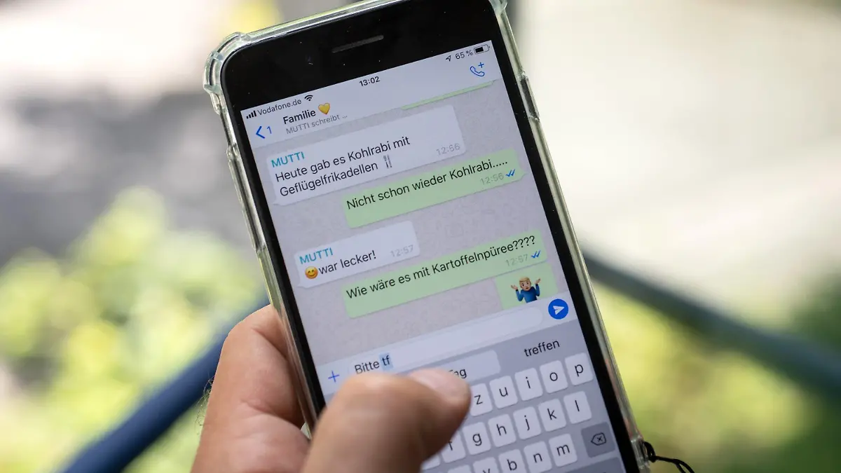 08.08.2019, Bayern, München: ILLUSTRATION - Eine Person schreibt in einen Familienchat bei WhatsApp. Nachrichten aus Familienchats können ganz unterschiedliche Reaktionen auslösen. Den einen freut's, der andere will die Gruppe lieber verlassen. (Zu dpa «Familienchats - Lagerfeuerstimmung oder Büchse der Pandora?») Foto: Sina Schuldt/dpa +++ dpa-Bildfunk +++