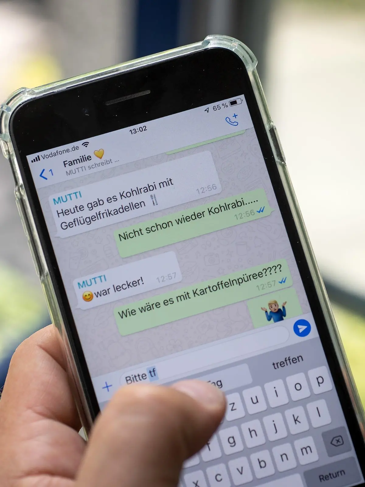 08.08.2019, Bayern, München: ILLUSTRATION - Eine Person schreibt in einen Familienchat bei WhatsApp. Nachrichten aus Familienchats können ganz unterschiedliche Reaktionen auslösen. Den einen freut's, der andere will die Gruppe lieber verlassen. (Zu dpa «Familienchats - Lagerfeuerstimmung oder Büchse der Pandora?») Foto: Sina Schuldt/dpa +++ dpa-Bildfunk +++