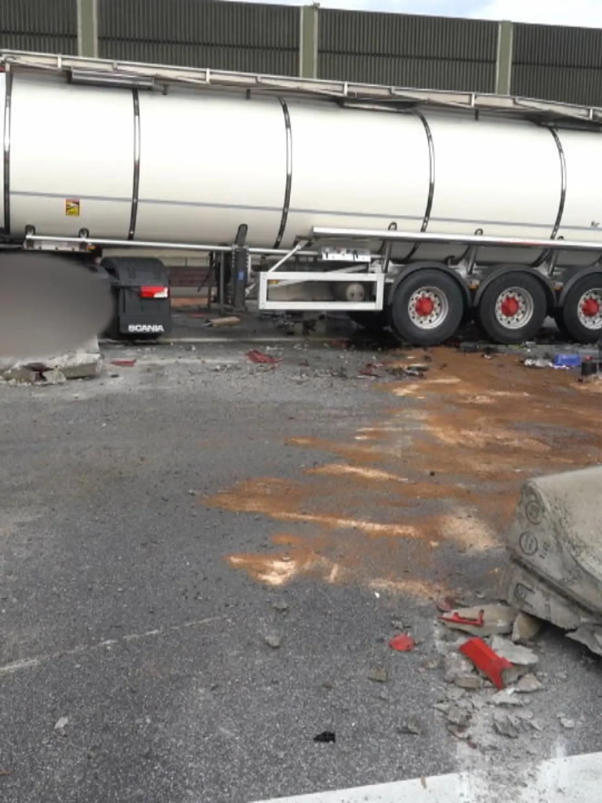 Am Dienstagvormittag kommt es zu einem schwereren Verkehrsunfall auf der A1 in Höhe Hamburg-Moorfleet. Der Fahrer eines LKW mit Heizöl verliert die Kontrolle über sein Fahrzeug und gerät in den Gegenverkehr – zwei Personen werden in ihrem PKW eingeklemmt.