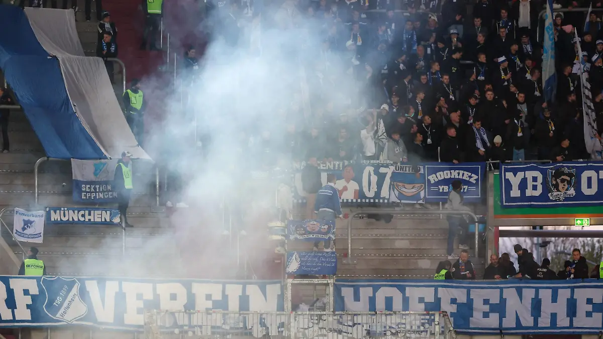 Hoffenheim Ultras zuenden Boeller, FC Augsburg vs. TSG 1899 Hoffenheim, Fussball, 1. Bundesliga, 11. Spieltag, 11.11.2023 DFB regulations prohibit any use of photographs as image sequences and/or quasi-video Augsburg Bayern Deutschland *** Hoffenheim Ultras zuenden Boeller, FC Augsburg vs TSG 1899 Hoffenheim, Football, 1 Bundesliga, 11 Matchday, 11 11 2023 DFB regulations prohibit any use of photographs as image sequences and or quasi video Augsburg Bayern Germany Copyright: xkolbert-press/ChristianxKolbertx