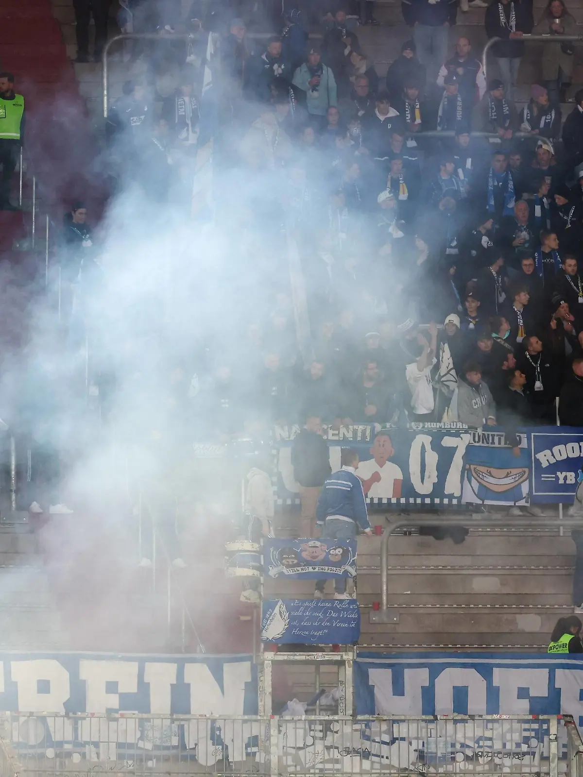 Hoffenheim Ultras zuenden Boeller, FC Augsburg vs. TSG 1899 Hoffenheim, Fussball, 1. Bundesliga, 11. Spieltag, 11.11.2023 DFB regulations prohibit any use of photographs as image sequences and/or quasi-video Augsburg Bayern Deutschland *** Hoffenheim Ultras zuenden Boeller, FC Augsburg vs TSG 1899 Hoffenheim, Football, 1 Bundesliga, 11 Matchday, 11 11 2023 DFB regulations prohibit any use of photographs as image sequences and or quasi video Augsburg Bayern Germany Copyright: xkolbert-press/ChristianxKolbertx