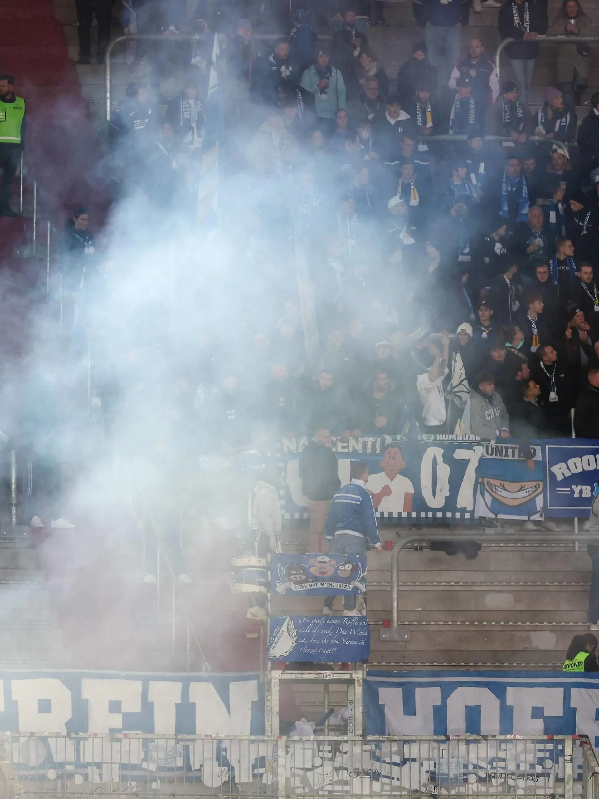 Hoffenheim Ultras zuenden Boeller, FC Augsburg vs. TSG 1899 Hoffenheim, Fussball, 1. Bundesliga, 11. Spieltag, 11.11.2023 DFB regulations prohibit any use of photographs as image sequences and/or quasi-video Augsburg Bayern Deutschland *** Hoffenheim Ultras zuenden Boeller, FC Augsburg vs TSG 1899 Hoffenheim, Football, 1 Bundesliga, 11 Matchday, 11 11 2023 DFB regulations prohibit any use of photographs as image sequences and or quasi video Augsburg Bayern Germany Copyright: xkolbert-press/ChristianxKolbertx