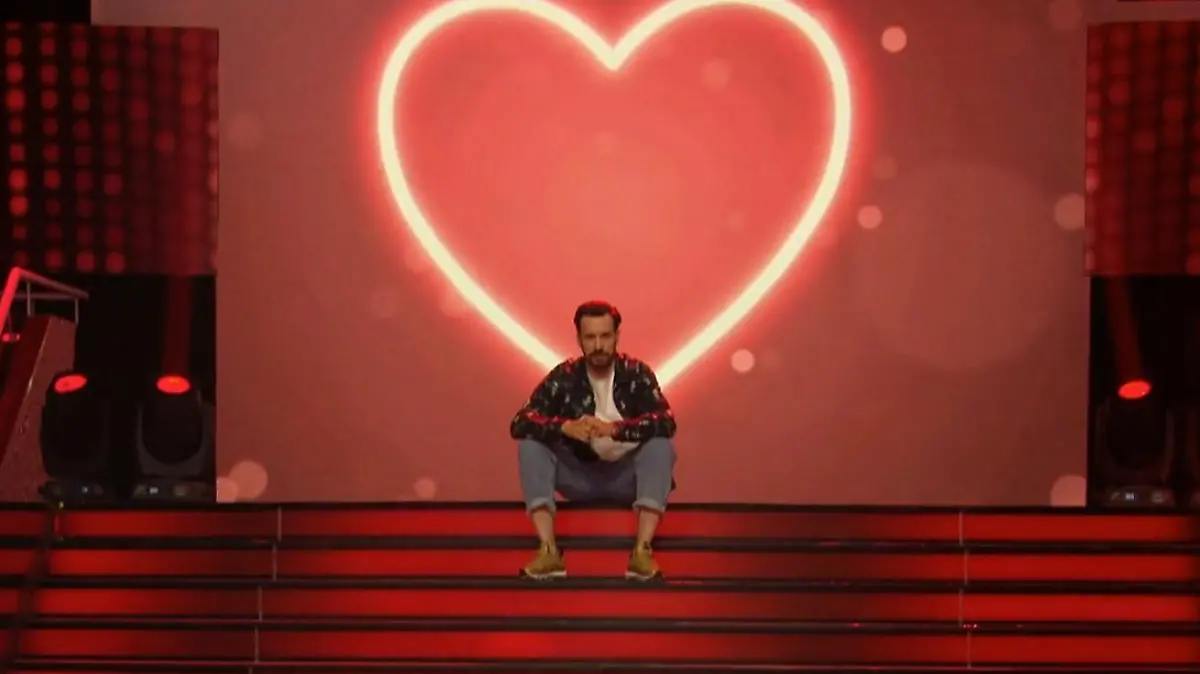 WAS für ein Anblick! Von oben auf der Treppe beobachtet „Take Me Out“-Moderator Jan Köppen die schwierige Entscheidungsfindung seines Single-Manns Tobi.