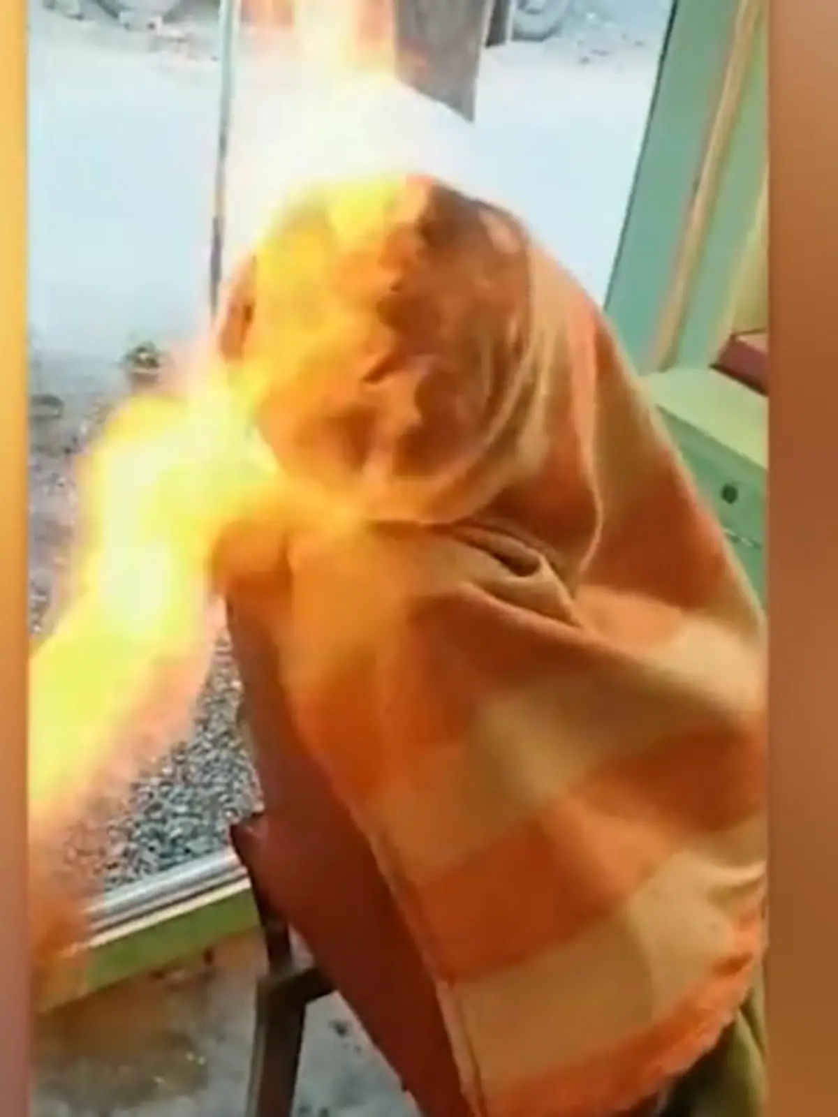 Das Frisieren der Haare mit Feuer ist in einigen Ländern nicht unüblich. Das der Kopf des Kunden danach lichterloh brennt, allerdings schon. Sobald der selbsternannte Frisör das Streichholz an das Haar dieses Teenagers hält, geht es in Flammen auf.