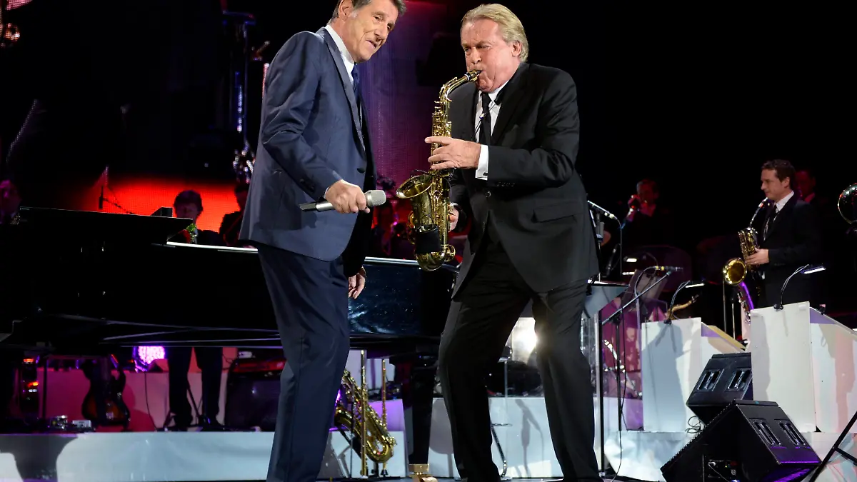 epa04519193 Austrian Singer Udo Juergens (L) and his Swiss bandleader Pepe Lienhard (R) perform during his concert on the ocassion of his 'Mitten im Leben' tour, in Zurich, Switzerland, 07 December 2014. EPA/STEFFEN SCHMIDT +++(c) dpa - Bildfunk+++