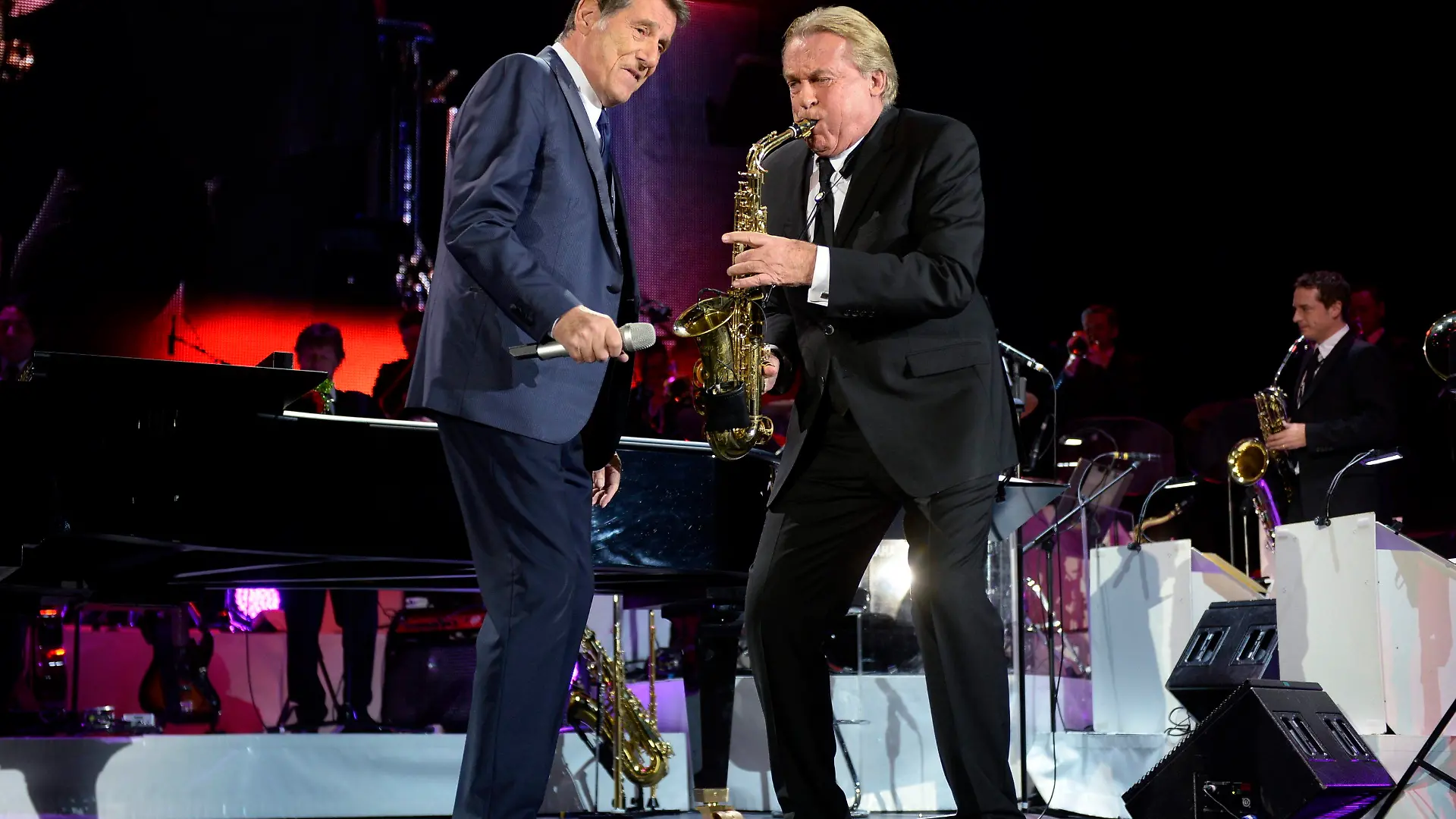 epa04519193 Austrian Singer Udo Juergens (L) and his Swiss bandleader Pepe Lienhard (R) perform during his concert on the ocassion of his 'Mitten im Leben' tour, in Zurich, Switzerland, 07 December 2014. EPA/STEFFEN SCHMIDT +++(c) dpa - Bildfunk+++