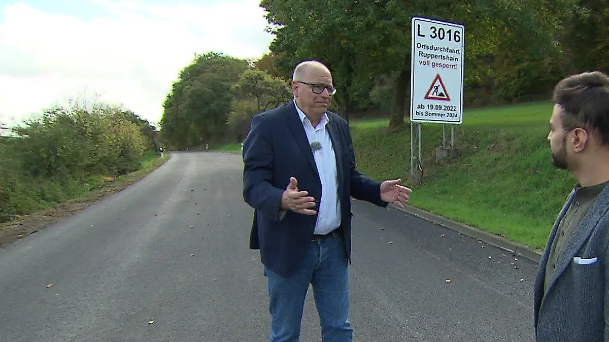Bürgermeister Albrecht Kündiger vor der Straßensperrung Ruppertshain