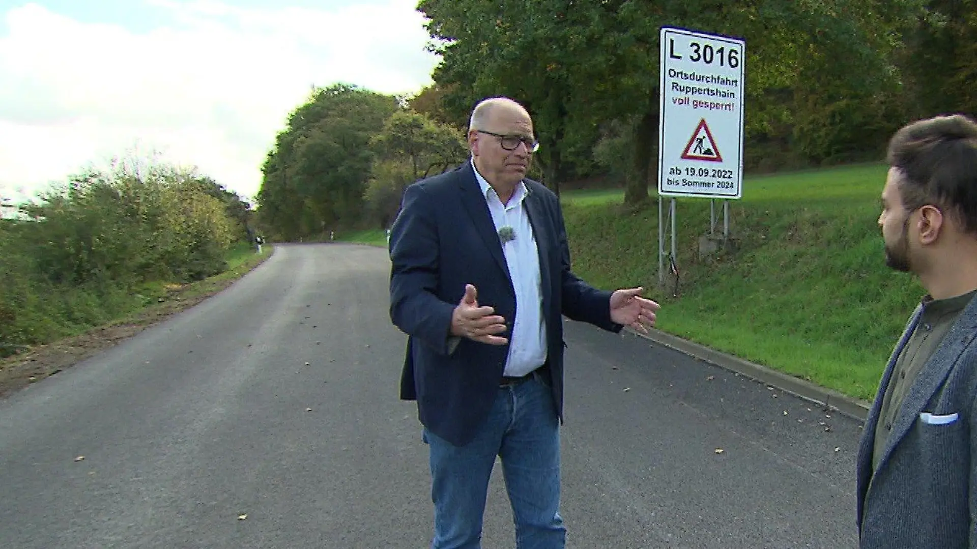 Bürgermeister Albrecht Kündiger vor der Straßensperrung Ruppertshain