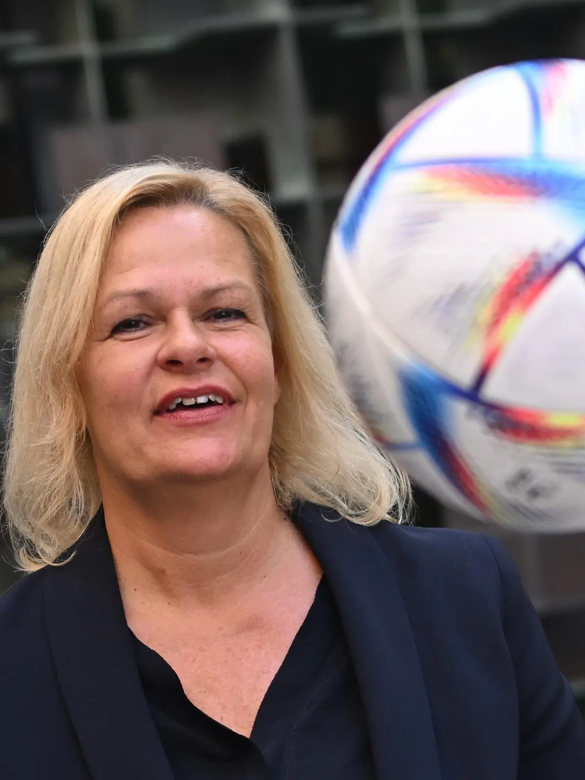 01.11.2022, Katar, Doha: Nancy Faeser (SPD), Bundesministerin des Innern und Heimat, fängt einen WM-Fußball. Faeser ist in ihrer Funktion als Sportministerin im Vorfeld der Fußball-Weltmeisterschaft in das Gastgeberland Katar gereist. Im Mittelpunkt der Reise stehen die Menschenrechtsfragen, die rund um das Turnier diskutiert werden. Foto: Britta Pedersen/dpa +++ dpa-Bildfunk +++