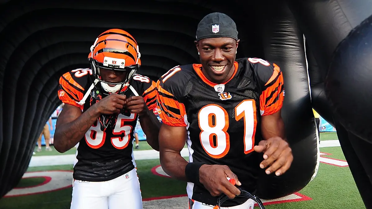 NFL, American Football Herren, USA Preseason-Dallas Cowboys vs Cincinnati Bengals Aug 8, 2010 Canton, OH, USA Cincinnati Bengals wide receiver Chad Ochocinco 85 and wide receiver Terrell Owens 81 during player introductions prior to the pro football hall of fame game against the Dallas Cowboys at Fawcett Stadium. Canton Ohio UNITED STATES, EDITORIAL USE ONLY PUBLICATIONxINxGERxSUIxAUTxONLY Copyright: xAndrewxWeber-USAxTODAYxSportsx 4788260
