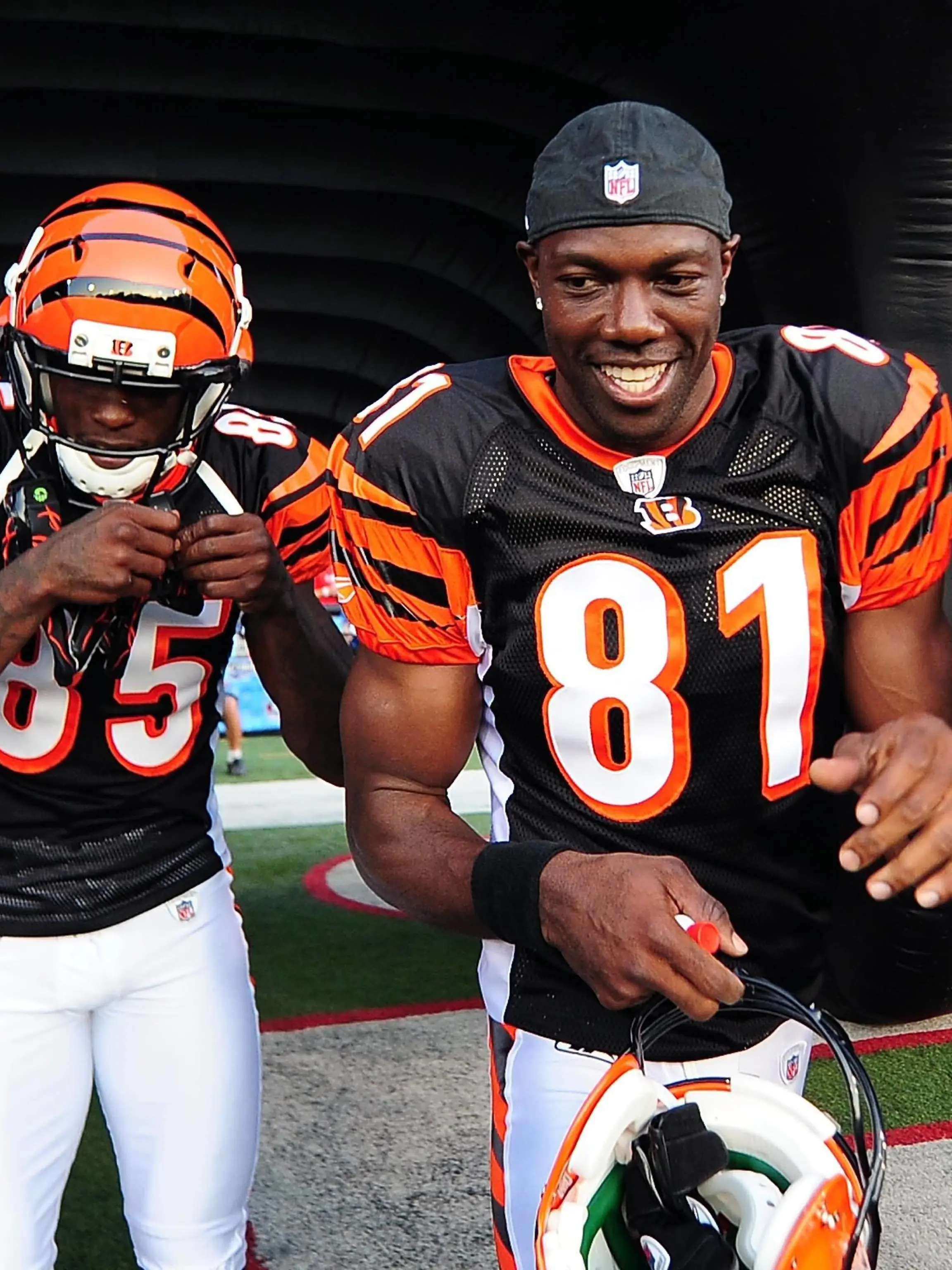 NFL, American Football Herren, USA Preseason-Dallas Cowboys vs Cincinnati Bengals Aug 8, 2010 Canton, OH, USA Cincinnati Bengals wide receiver Chad Ochocinco 85 and wide receiver Terrell Owens 81 during player introductions prior to the pro football hall of fame game against the Dallas Cowboys at Fawcett Stadium. Canton Ohio UNITED STATES, EDITORIAL USE ONLY PUBLICATIONxINxGERxSUIxAUTxONLY Copyright: xAndrewxWeber-USAxTODAYxSportsx 4788260