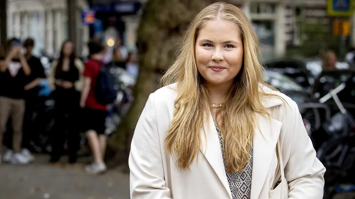 ARCHIV - 05.09.2022, Niederlande, Amsterdam: Die niederländische Kronprinzessin Amalia trifft zu Beginn ihres Studiums in einer Zweigstelle der Universität Amsterdam in der Roetersstraat ein. Amalia wird nach Aussagen ihrer Eltern bedroht. «Sie kann nicht mehr aus dem Haus», sagte Königin Maxima. (zu dpa: «Niederländische Kronprinzessin bedroht - «Kann nicht aus dem Haus»») Foto: Koen Van Weel/ANP/dpa +++ dpa-Bildfunk +++