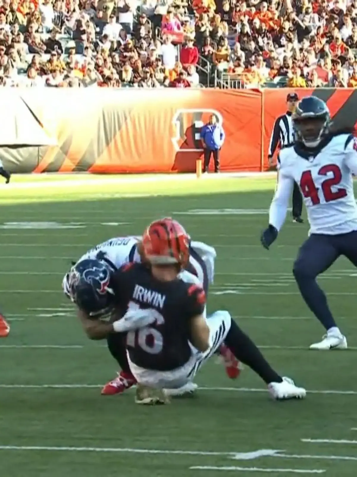 Beim Spiel der Texans gegen die Bengals räumt Runningback Dare Ogunbowale aber mal so richtig auf.