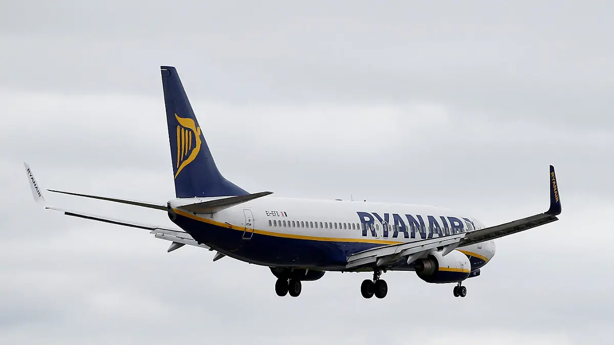 FILE PHOTO: A Ryanair aircraft lands at Manchester Airport in Manchester, north-west England, Britain, May 26, 2015. REUTERS/Andrew Yates/File Photo