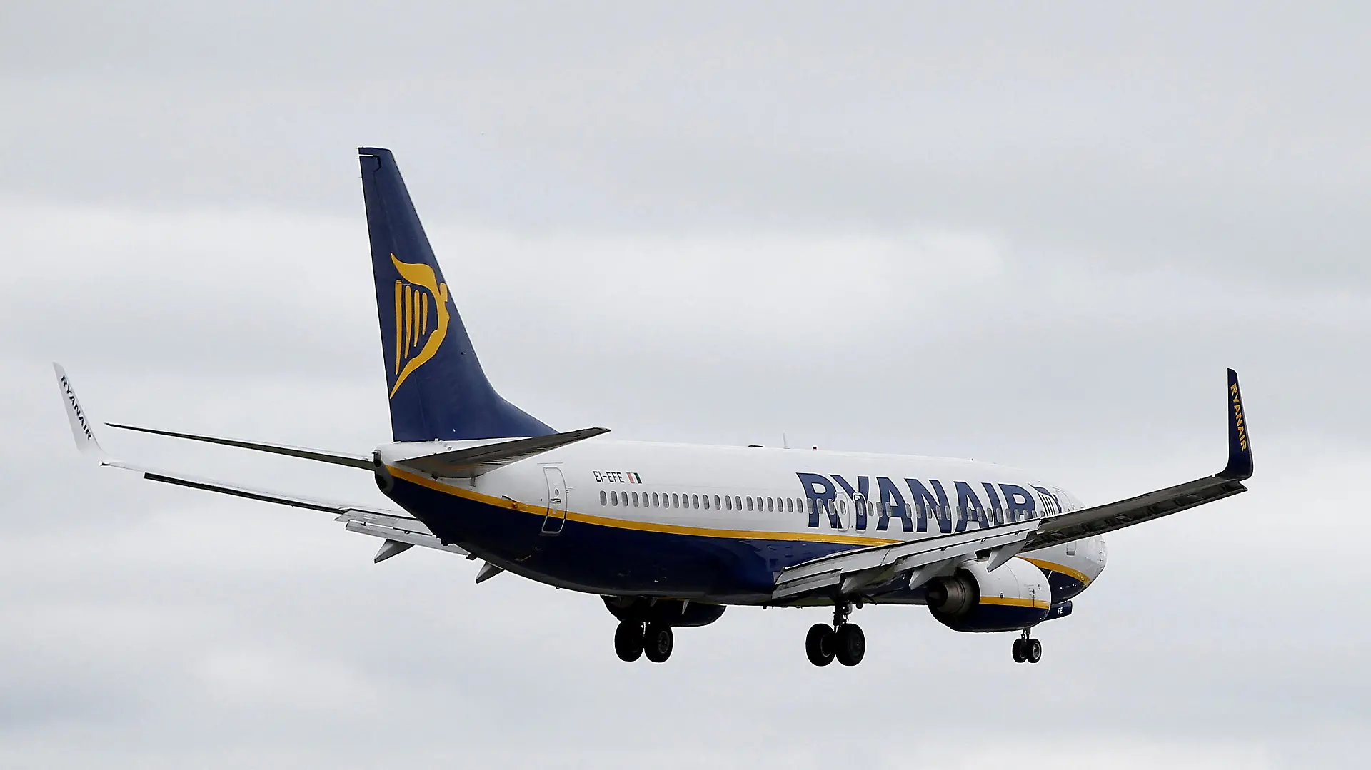 FILE PHOTO: A Ryanair aircraft lands at Manchester Airport in Manchester, north-west England, Britain, May 26, 2015. REUTERS/Andrew Yates/File Photo
