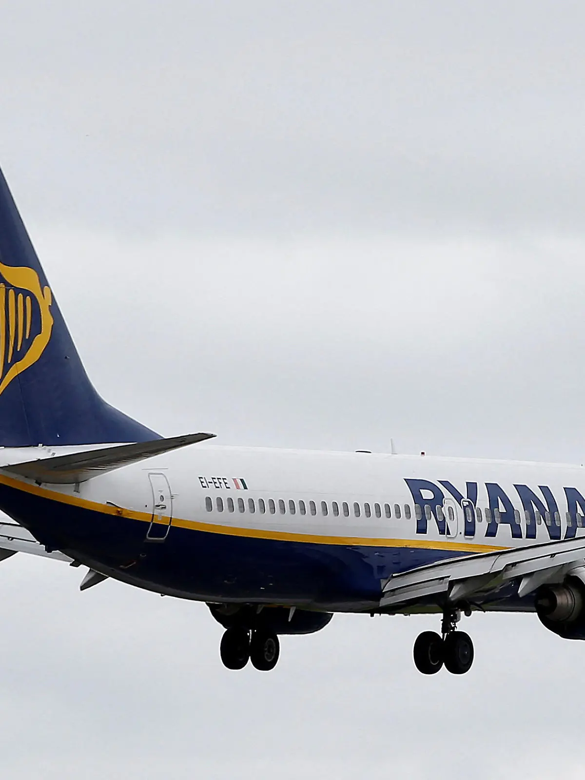 FILE PHOTO: A Ryanair aircraft lands at Manchester Airport in Manchester, north-west England, Britain, May 26, 2015.  REUTERS/Andrew Yates/File Photo