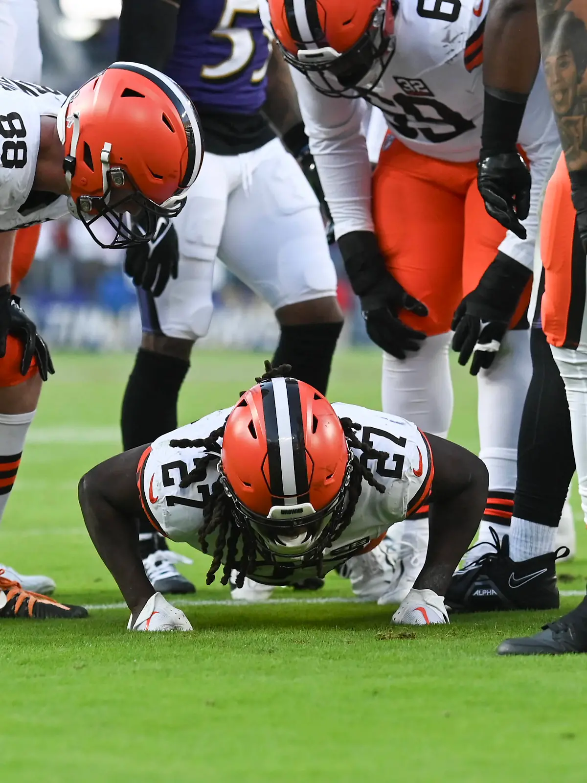 NFL, American Football Herren, USA Cleveland Browns at Baltimore Ravens Nov 12, 2023 Baltimore, Maryland, USA Cleveland Browns running back Kareem Hunt 27 does knuckle push ups after scoring a second half touchdown against the Baltimore Ravens at M&T Bank Stadium. Baltimore M&T Bank Stadium Maryland USA, EDITORIAL USE ONLY PUBLICATIONxINxGERxSUIxAUTxONLY Copyright: xTommyxGilliganx 20231112_twg_gb3_077