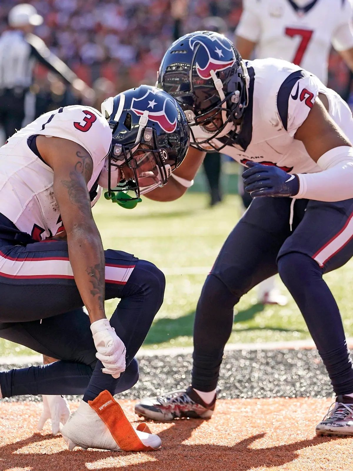 12.11.2023, USA, Cincinnati: American Football: Profiliga NFL, Hauptrunde, Hauptrunde-Partien, 10. Spieltag, Cincinnati Bengals - Houston Texans: Tank Dell (l) von den Houston Texans feiert mit seinem Teamkollegen Robert Woods nach einem gefangenen Touchdown-Pass. Foto: Michael Conroy/AP/dpa +++ dpa-Bildfunk +++