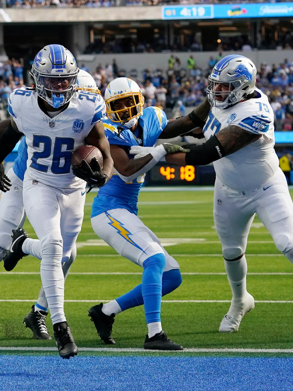 12.11.2023, USA, Inglewood: American Football: Profiliga NFL, Hauptrunde, Hauptrunde-Partien, 10. Spieltag, Los Angeles Chargers - Detroit Lions: Detroit Lions Running Back Jahmyr Gibbs (26) erzielt einen Touchdown. Foto: Gregory Bull/AP/dpa +++ dpa-Bildfunk +++