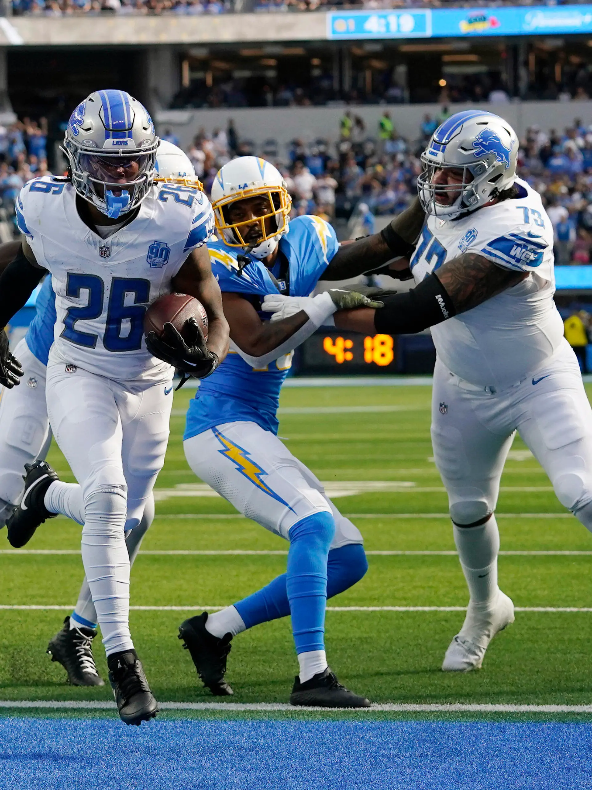 12.11.2023, USA, Inglewood: American Football: Profiliga NFL, Hauptrunde, Hauptrunde-Partien, 10. Spieltag, Los Angeles Chargers - Detroit Lions: Detroit Lions Running Back Jahmyr Gibbs (26) erzielt einen Touchdown. Foto: Gregory Bull/AP/dpa +++ dpa-Bildfunk +++