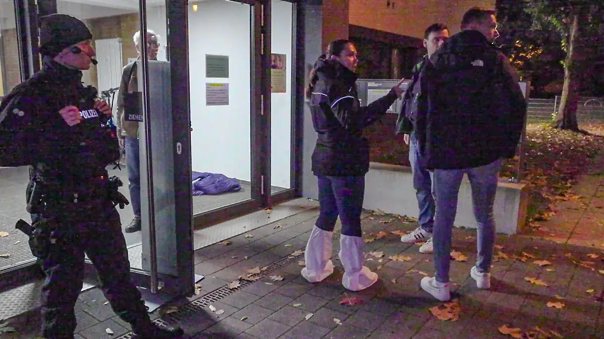 Der Abend nach der schrecklichen Gewalttat in Offenburg: 15-jähriger feuert mit Schusswaffe in Offenburger Förderschule auf Mitschüler und trifft diesen am Kopf - dieser wird schwer verletzt und stirbt am Nachmittag in einer Klinik - Ermittlungen laufe Die ruhigen Gängen der Offenburger Waldbachschule, einer Bildungseinrichtung für lernschwache Kinder, wurden am Donnerstag Schauplatz eines tragischen Vorfalls. Ein 15-jähriger Schüler hatte einen 14-jährigen Mitschüler schwer verletzt. Am Nachmittag verstarb der 14 Jährige im Krankenhaus an den Kopfschussverletzungen. Auch am Abend laufen die Ermittlungen der Polizei noch auf Hochtouren. Spuren werden gesichert, die Kriminalpolizei ist weiterhin vor Ort. An der Schule selbst liegen Copyright: xEinsatz-Report24x