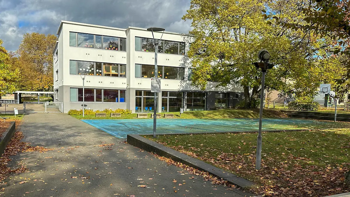 Der Tag nach der schrecklichen Gewalttat in Offenburg - Trauer an der Schule mit Kerzen und Blumen: 15-jähriger feuerte mit Schusswaffe in Offenburger Förderschule auf Mitschüler und trifft diesen am Kopf - dieser wird schwer verletzt und starb in eine Die ruhigen Gänge der Offenburger Waldbachschule, einer Bildungseinrichtung für lernschwache Kinder, wurden am Donnerstag Schauplatz eines tragischen Vorfalls. Ein 15-jähriger Schüler hatte einen 14-jährigen Mitschüler schwer verletzt. Am Nachmittag verstarb der 14 Jährige im Krankenhaus an den Kopfschussverletzungen. *** The day after the terrible act of violence in Offenburg Mourning at the school with candles and flowers 15-year-old fired a gun at a fellow pupil in Offenburg Copyright: xEinsatz-Report24x