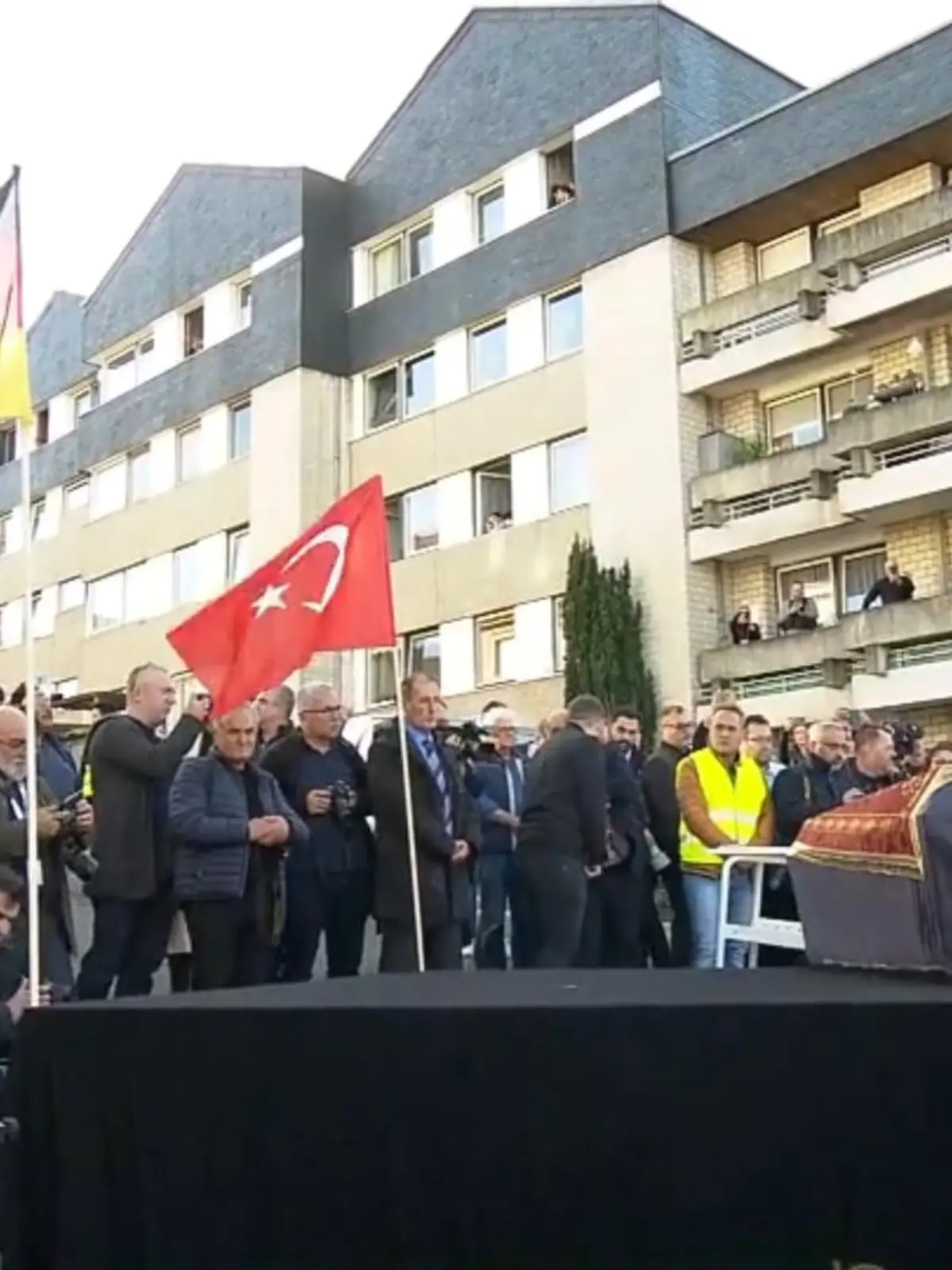 Mevlüde Genç verlor 1993 fünf Familienmitglieder bei einem rechtsextremen Brandanschlag in Solingen. Seitdem galt sie als Stimme des Friedens und sprach sich trotz ihres schweren Schicksals immer für Versöhnung aus. Mevlüde Genç verstarb am Sonntag im Alter von 79 Jahren. Heute fand in Solingen eine Trauerfeier für sie statt. Auch NRW-Ministerpräsident Wüst nahm daran teil.