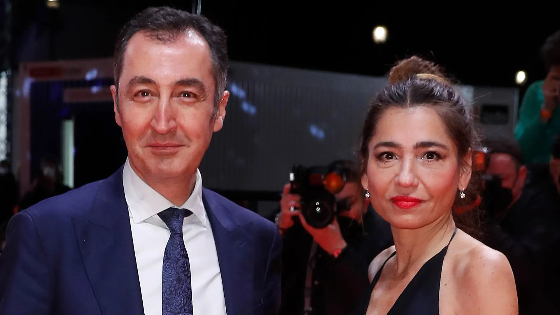 ARCHIV - 10.02.2022, Berlin: Bundeslandwirtschaftsminister Cem Özdemir (Bündnis 90/Die Grünen) kommt mit Ehefrau Pia Maria Castro zur Eröffnungsveranstaltung der 72. Berlinale. (zu dpa Landwirtschaftsminister Özdemir und Ehefrau haben sich getrennt) Foto: Gerald Matzka/dpa +++ dpa-Bildfunk +++
