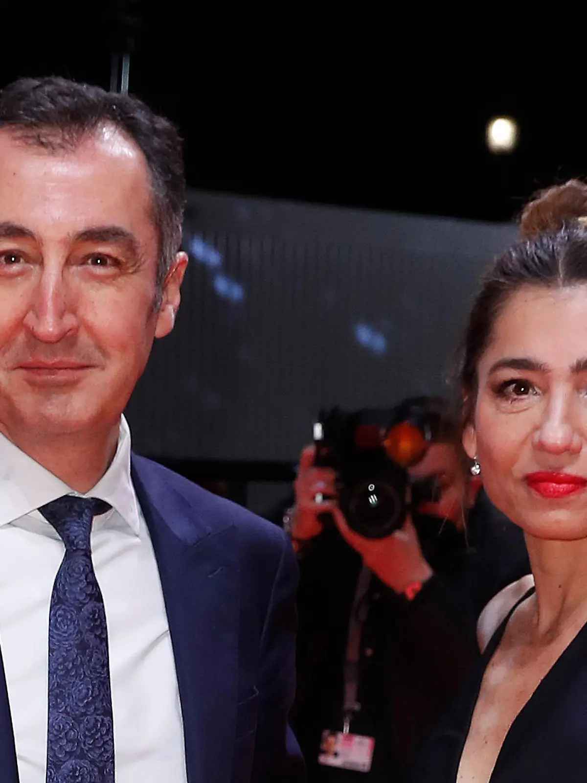 ARCHIV - 10.02.2022, Berlin: Bundeslandwirtschaftsminister Cem Özdemir (Bündnis 90/Die Grünen) kommt mit Ehefrau Pia Maria Castro zur Eröffnungsveranstaltung der 72. Berlinale. (zu dpa Landwirtschaftsminister Özdemir und Ehefrau haben sich getrennt) Foto: Gerald Matzka/dpa +++ dpa-Bildfunk +++