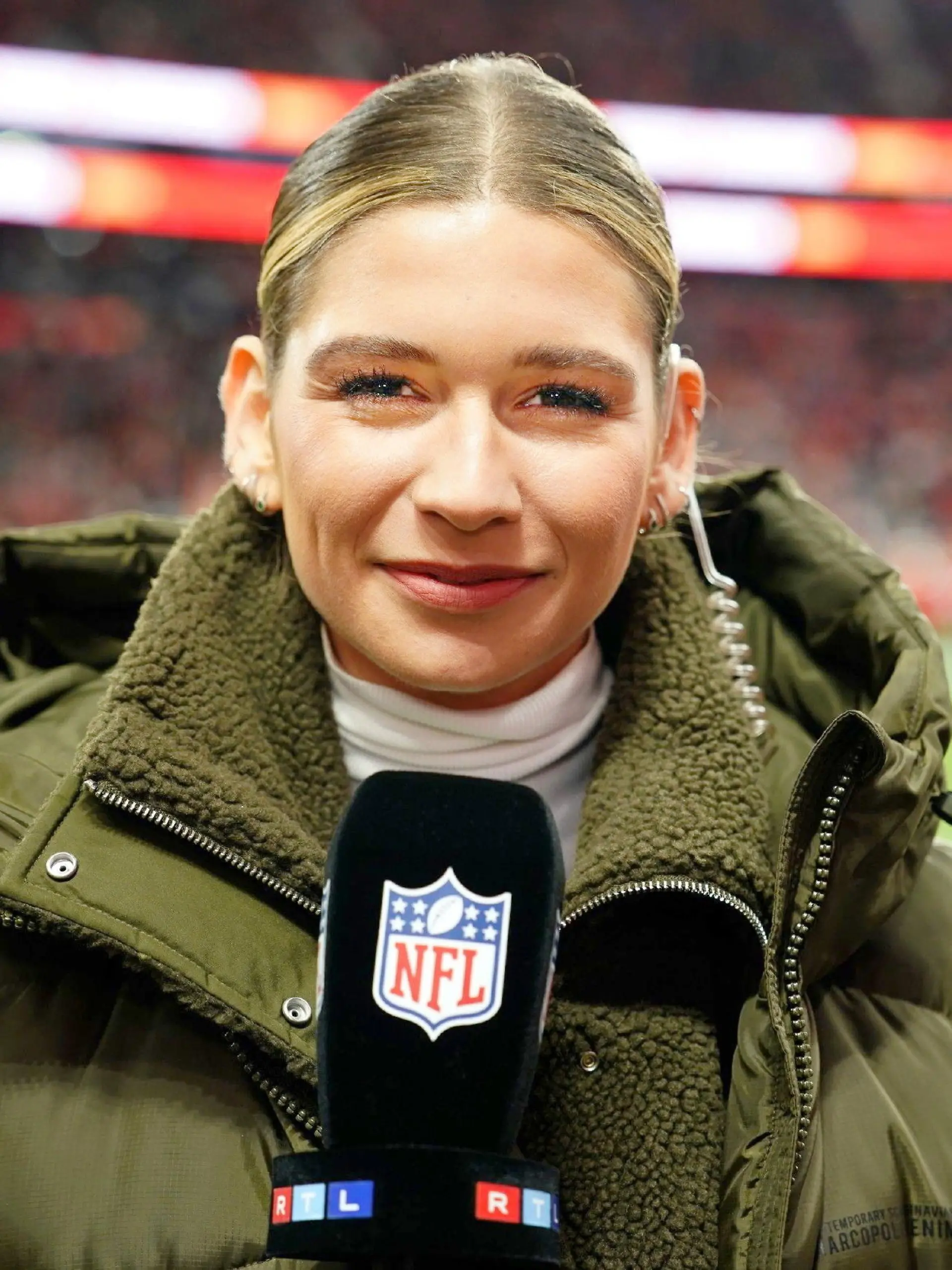 Das erste Frankfurt Game der NFL-Saison 2023 zwischen den Miami Dolphins und den Kansas City Chiefs. Jana Wosnitza begleitet die Partie vom Spielfeldrand.
Die Verwendung des sendungsbezogenen Materials ist nur mit dem Hinweis und Verlinkung auf RTL+ gestattet.
+++ +++ / 051123