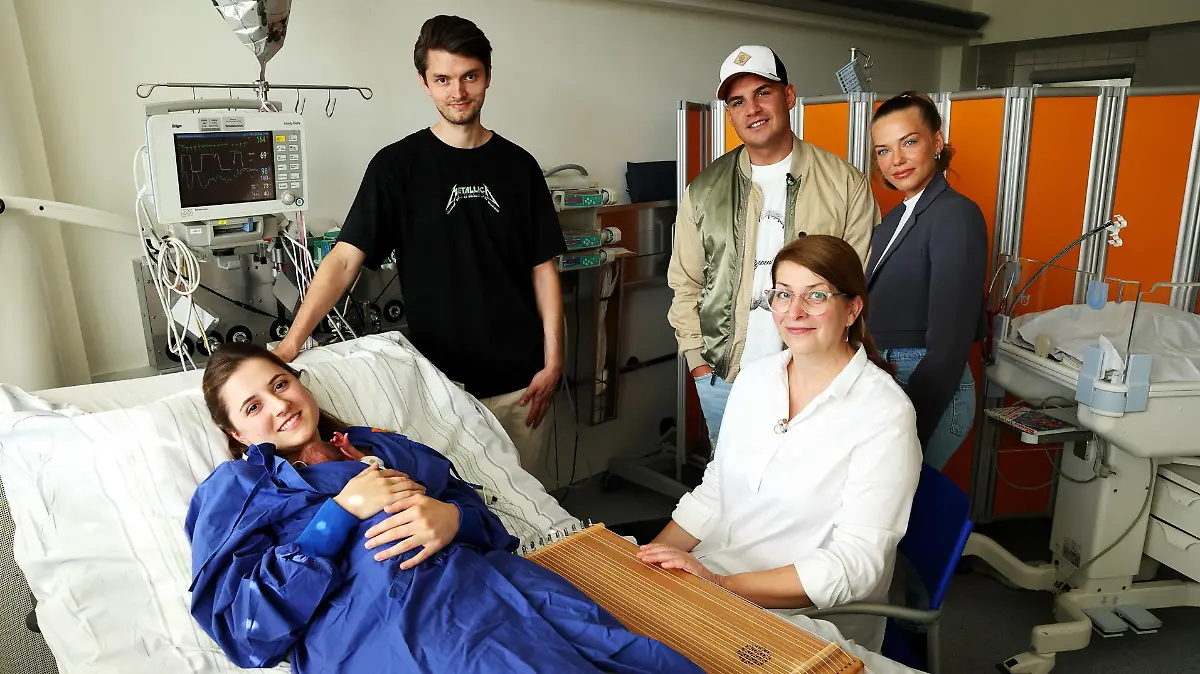 Projektpate Pietro Lombardi und seine Lebensgefährtin Laura Maria Rypa besuchen die Frauenklinik und Frühgeborenstation der Universiätsklinik zu Köln. Dort wird die Möglichkeit der Musiktherapie für Frühgeborene geboten. Dadurch werden Langzeitfolgen reduziert und präventiv vermieden. Die Familie mit dem Frühgeborenen Kind genießt 20 Minuten Musiktherapie durch Anna Fischer. Projektpate Pietro Lombardi und seine Lebensgefährtin dürfen dabei sein.
Achtung: Bei Veröffentlichung müssen "RTL-Spendenmarathon", bzw. "Stiftung RTL - Wir helfen Kindern" erwähnt werden!! Die Verwendung des sendungsbezogenen Materials ist nur mit dem Hinweis und Verlinkung auf RTL+ gestattet.