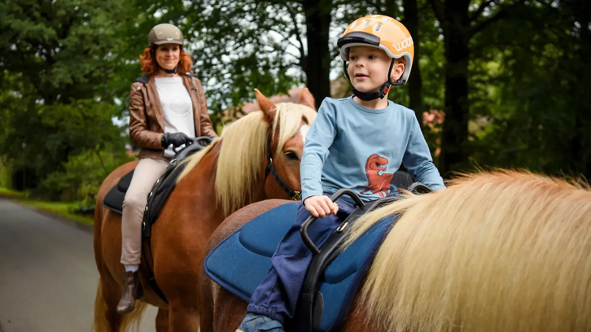 Monica Lierhaus ist Projektpatin für den Therapiehof Lusthoop. Dieser ist eine ideale Umgebung, um die Entwicklung von Menschen mit Handicap zu fördern, die vielerlei Hinsicht immer noch benachteiligt sind, sind die Bereiche Tiere, Natur und Erlebnisse. Dieses sind die Komponenten, aus denen sich die Erlebnispädagogik zusammensetzt. Im Mittelpunkt stehen hierbei Erlebnis und spielerisches Lernen mit dem Tier und in der Natur, welche Kinder und Jugendliche emotional, sozial, motorisch und kognitiv bereichern und ihnen Kompetenz und Sicherheit im Umgang mit dem Tier geben.
Achtung: Bei Veröffentlichung müssen "RTL-Spendenmarathon", bzw. "Stiftung RTL - Wir helfen Kindern" erwähnt werden!! Die Verwendung des sendungsbezogenen Materials ist nur mit dem Hinweis und Verlinkung auf RTL+ gestattet.
