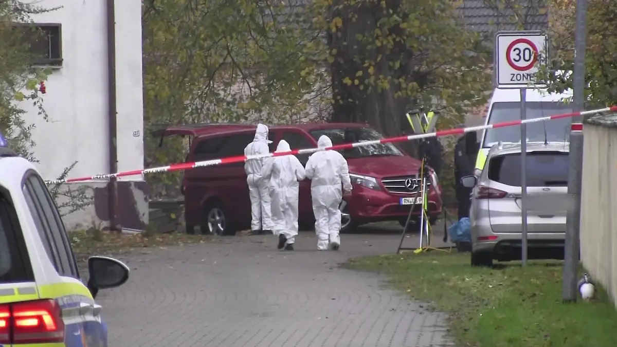 12.11.2023, Brandenburg, Vieritz: Mitarbeiter der Spurensicherung ermitteln am Tatort. Nach dem Tod eines bewaffneten Mannes bei einem Großeinsatz in der Gemeinde Milower Land in Brandenburg hat die Polizei auf dem Gelände zahlreiche gefährliche Gegenstände gefunden. Foto: Cevin Dettlaff/TNN/dpa +++ dpa-Bildfunk +++