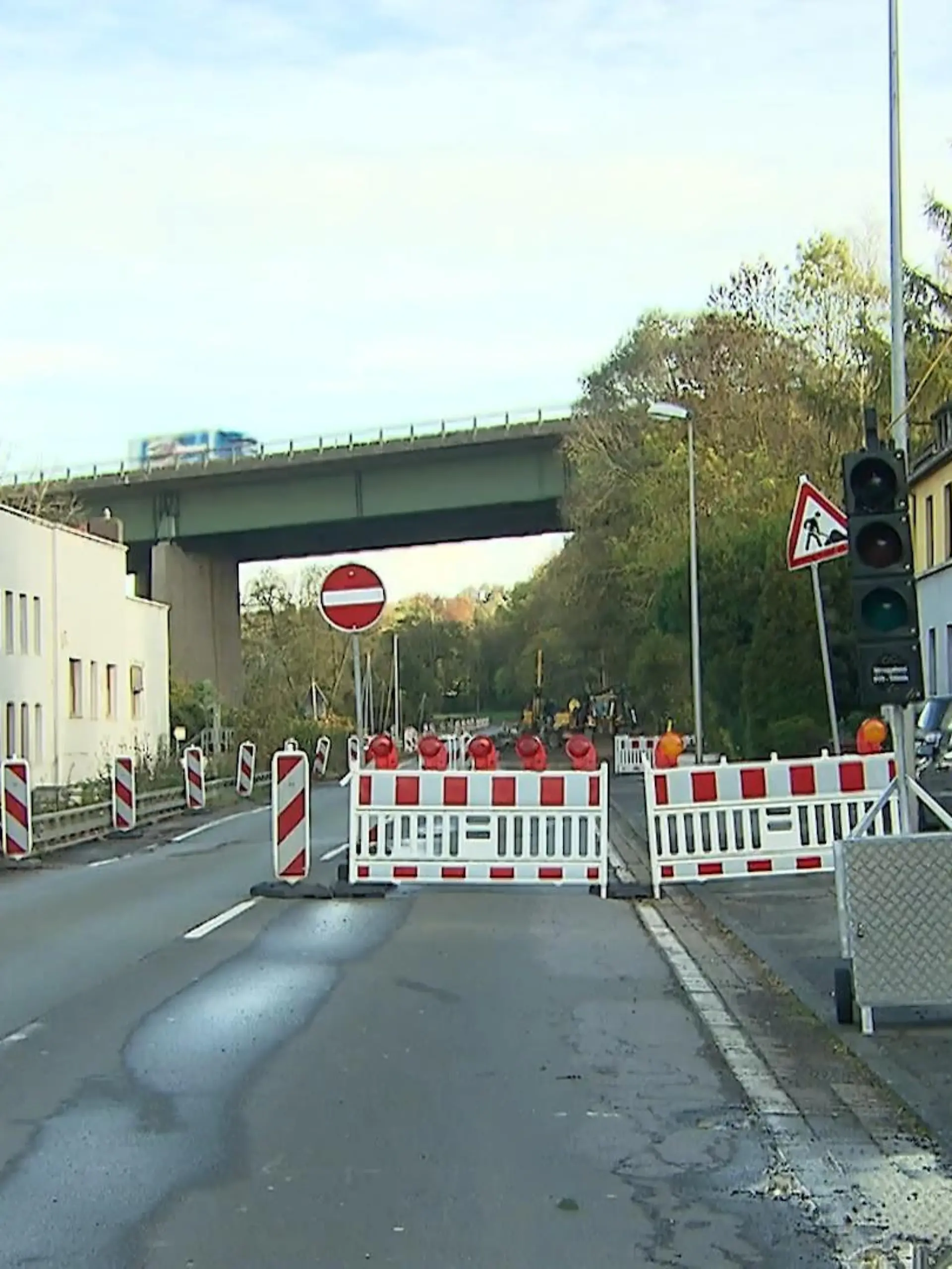 Die Anwohner in Witten bei Bochum sind verärgert: eine Baustelle ist schuld.
Denn die hat es ganz schön in sich. Durch das Umfahren der Baustelle müssen die Dorfbewohner 20 Kilometer Umweg in Kauf nehmen. Dabei müssten sie eigentlich nur 20 Meter zurücklegen, um an ihre Häuser zu kommen.