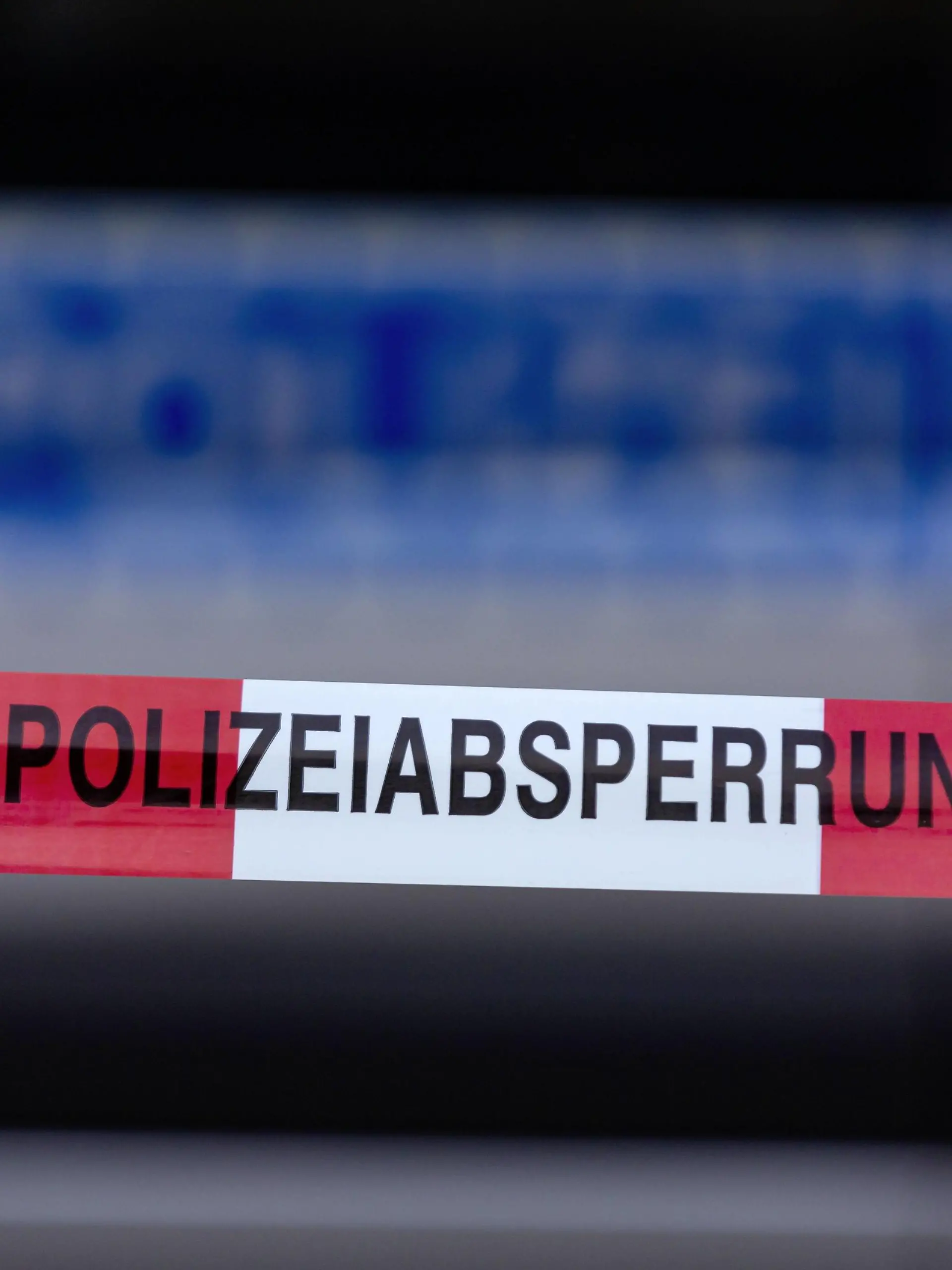  DEU, Deutschland, Baden-Württemberg, Stuttgart, 11.08.2019: Polizeiabsperrung, Symbolbild. *** DEU, Germany, Baden Württemberg, Stuttgart, 11 08 2019 Police barrier, symbolic image