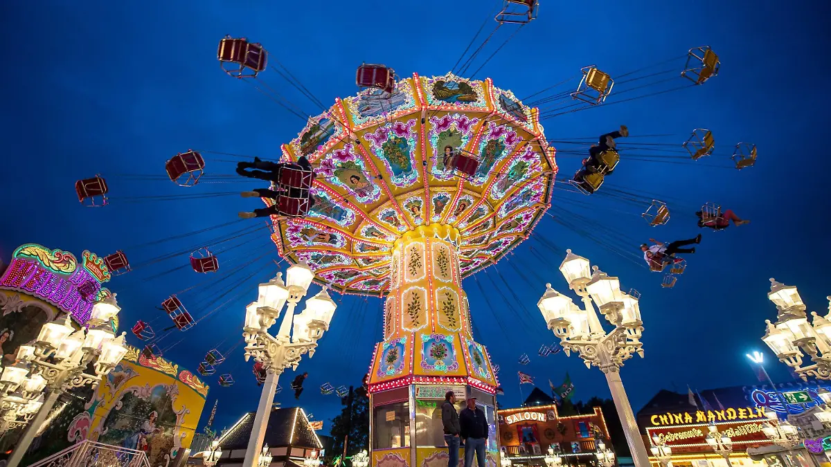 14.10.2022, Bremen: Die Fahrgeschäfte auf dem zuvor eröffneten Freimarkt auf dem Bürgerweide leuchten mit bunten Lichtern und Reklameschriftzügen. Der Bremer Freimarkt ist eines der ältesten Volksfeste Deutschlands und das größte im Norden. Bis zum 30. Oktober findet er auf auf der Bürgerweide und in der Bremer Innenstadt statt. Foto: Sina Schuldt/dpa +++ dpa-Bildfunk +++
