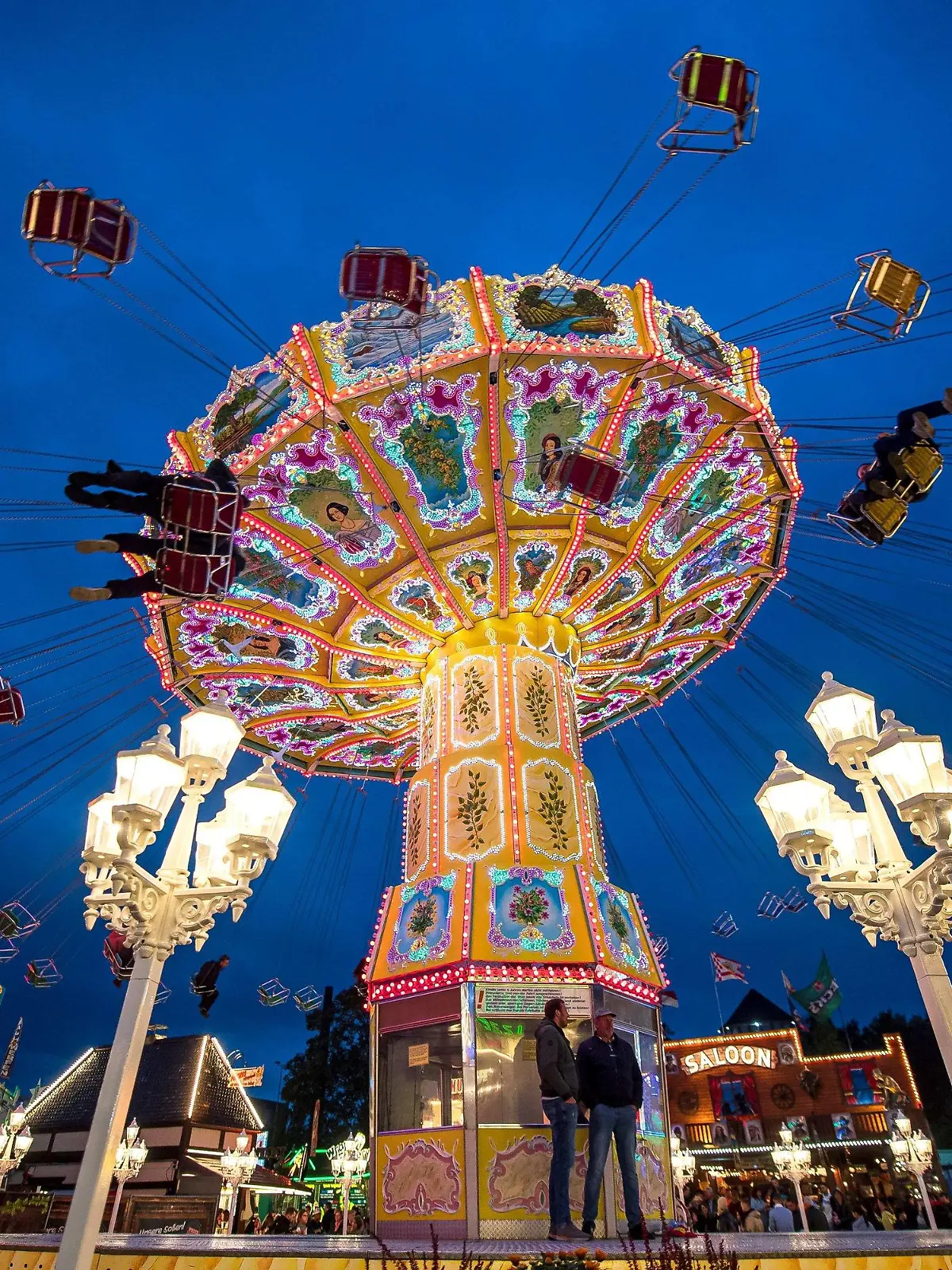 14.10.2022, Bremen: Die Fahrgeschäfte auf dem zuvor eröffneten Freimarkt auf dem Bürgerweide leuchten mit bunten Lichtern und Reklameschriftzügen. Der Bremer Freimarkt ist eines der ältesten Volksfeste Deutschlands und das größte im Norden. Bis zum 30. Oktober findet er auf auf der Bürgerweide und in der Bremer Innenstadt statt. Foto: Sina Schuldt/dpa +++ dpa-Bildfunk +++
