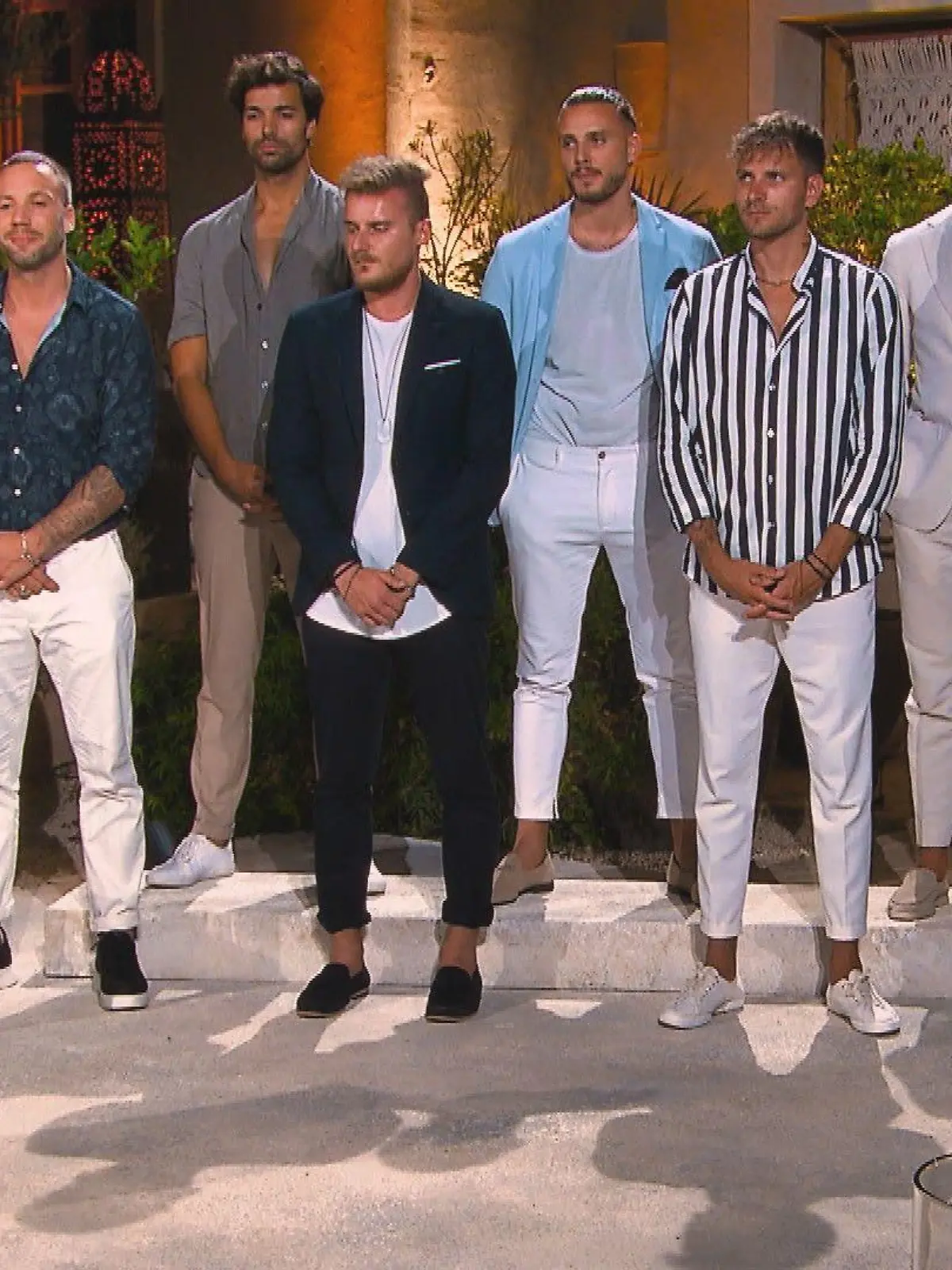 Die erste Nacht der Rosen findet statt. V.l.: Tom, Leon, Vadim, Danilo, Yannick, Max und Umut.

Die Verwendung des sendungsbezogenen Materials ist nur mit dem Hinweis und Verlinkung auf RTL+ gestattet.
