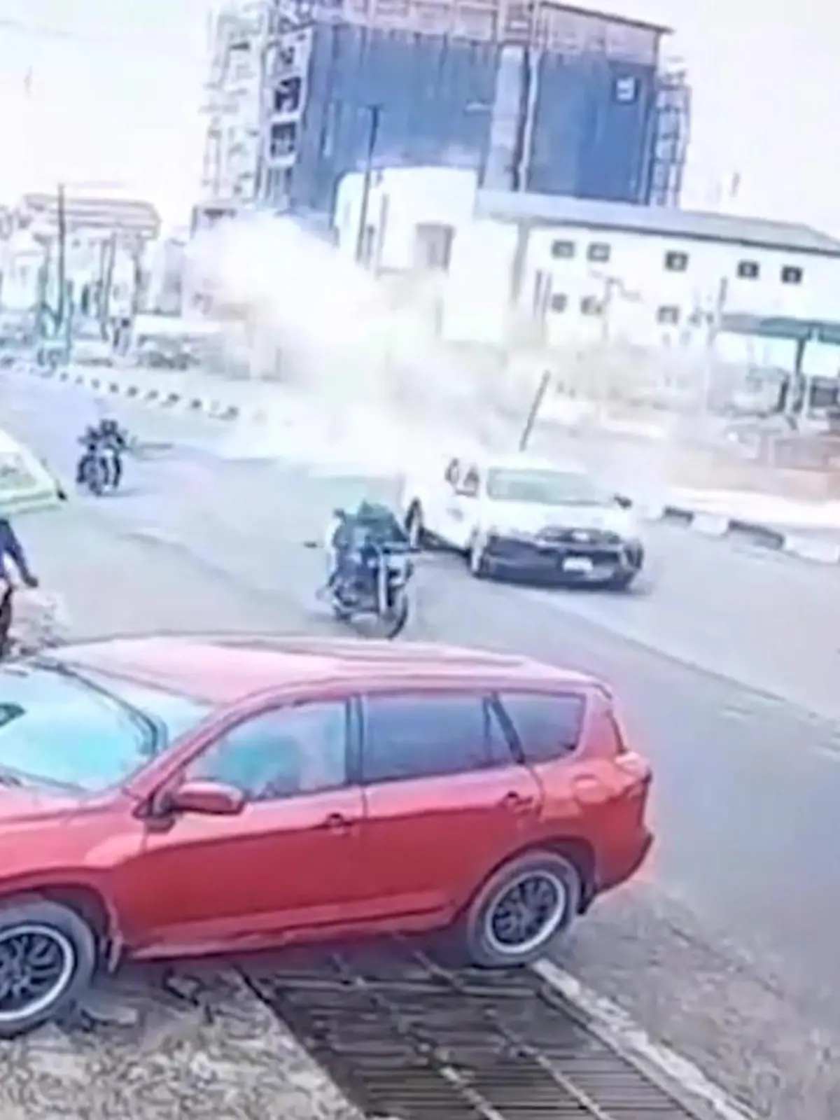 Plötzlich stürzt in der nigerianischen Stadt Lagos ein Flugzeug ab - mitten auf eine Straße. Das Flugzeug fängt sofort Feuer und trotzdem können der Pilot und der Passagier das brennende Wrack lebend verlassen! Die Bilder des Absturzes zeigen wir im Video.