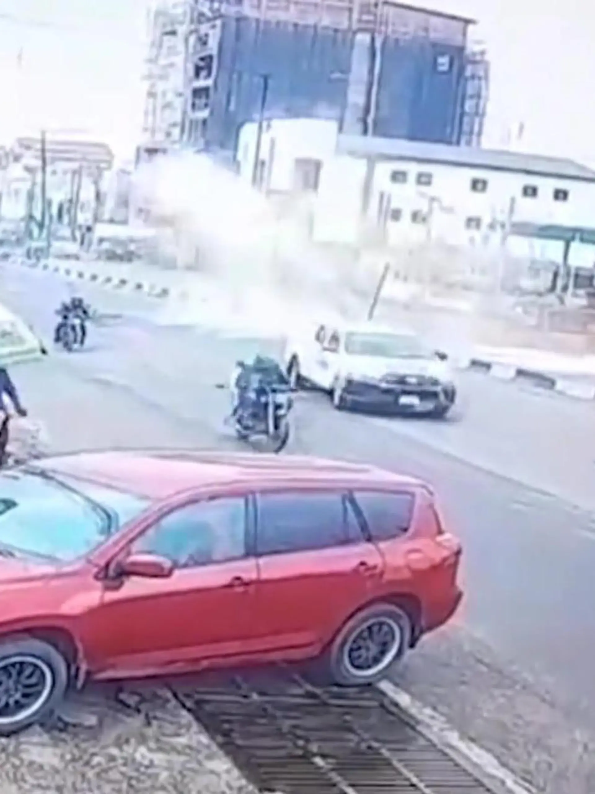 Plötzlich stürzt in der nigerianischen Stadt Lagos ein Flugzeug ab - mitten auf eine Straße. Das Flugzeug fängt sofort Feuer und trotzdem können der Pilot und der Passagier das brennende Wrack lebend verlassen! Die Bilder des Absturzes zeigen wir im Video.